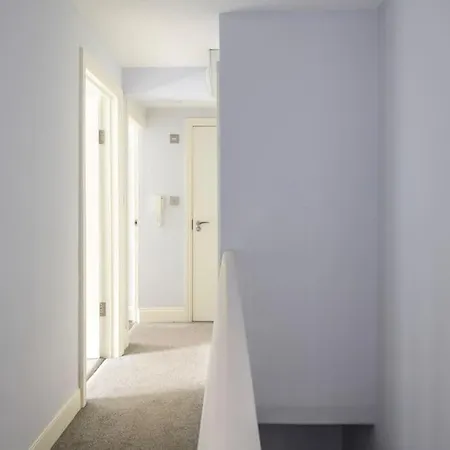 Modern Cotham House #2 By Prescott Apartmán *