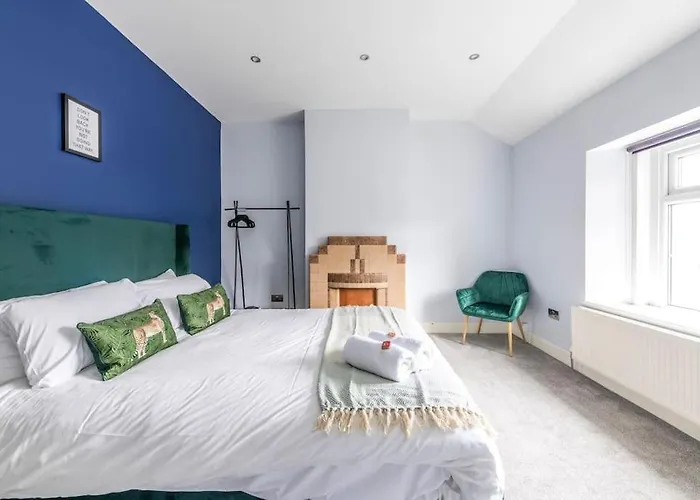 Апартаменти Modern Cotham House #2 By Prescott *