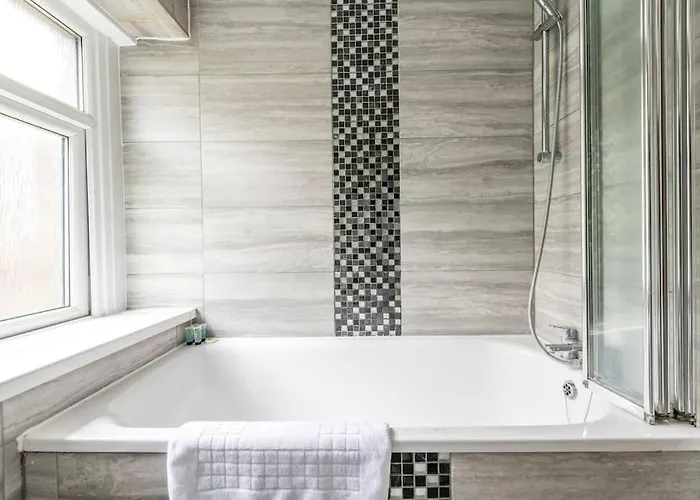 Modern Cotham House #2 By Prescott 아파트 *