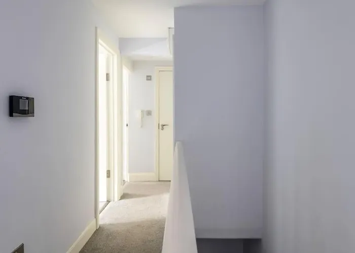 Modern Cotham House #2 By Prescott 아파트 *