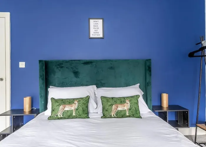 Апартаменти Modern Cotham House #2 By Prescott *